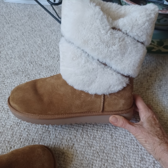 UGGs Koolaburra Dezi Tan suede boot size 9. Excellent like New condition - Picture 4 of 14